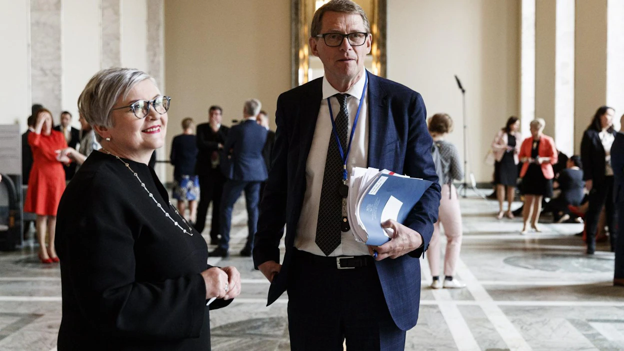 Anu Vehviläinen ja Matti Vanhanen odottivat äänestysvuoroa eduskunnan valtiosalissa puhemiehen vaalin aikana kesäkuussa 2020. LEHTIKUVA / Roni Rekomaa