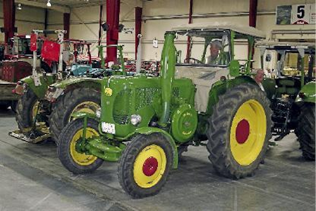 Saksalaisen Lanzin ja John Deeren yhdistyminen alkoi vuonna 1956. Molemmat merkit olivat tuossa vaiheessa jo pahasti jäljessä sekä amerikkalaisiin että eurooppalaisiin kilpailijoihin verrattuna. Vuoteen 1960 asti molemmat osapuolet jatkoivat entisten malliensa valmistusta. Ensimmäinen ulospäin näkyvä muutos oli Lanz-merkin muuttuminen muotoon John Deere Lanz ja värin vaihtuminen John Deeren sävyihin.