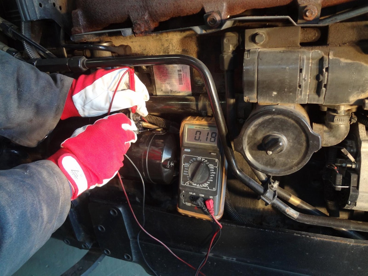 Startin solenoidin kytkimen kunto selviää mittaamalla solenoidin ylempänä olevan akun puoleisen navan ja alemman startin moottoriosaan menevän navan välinen jännite-ero. Tässä tapauksessa se on 0,18 V eli tulos on hylkäysrajalla.