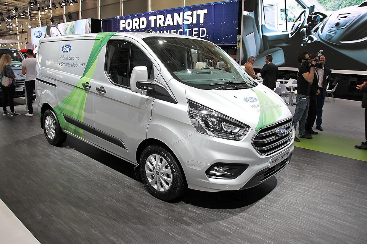 Ford tuo ensi vuonna markkinoille Transit Custom Plug-In-hybridin. Voimalinjan muodostaa on 1.0 litran EcoBoost-bensiinimoottori ja 70 kW:n sähkömoottori.