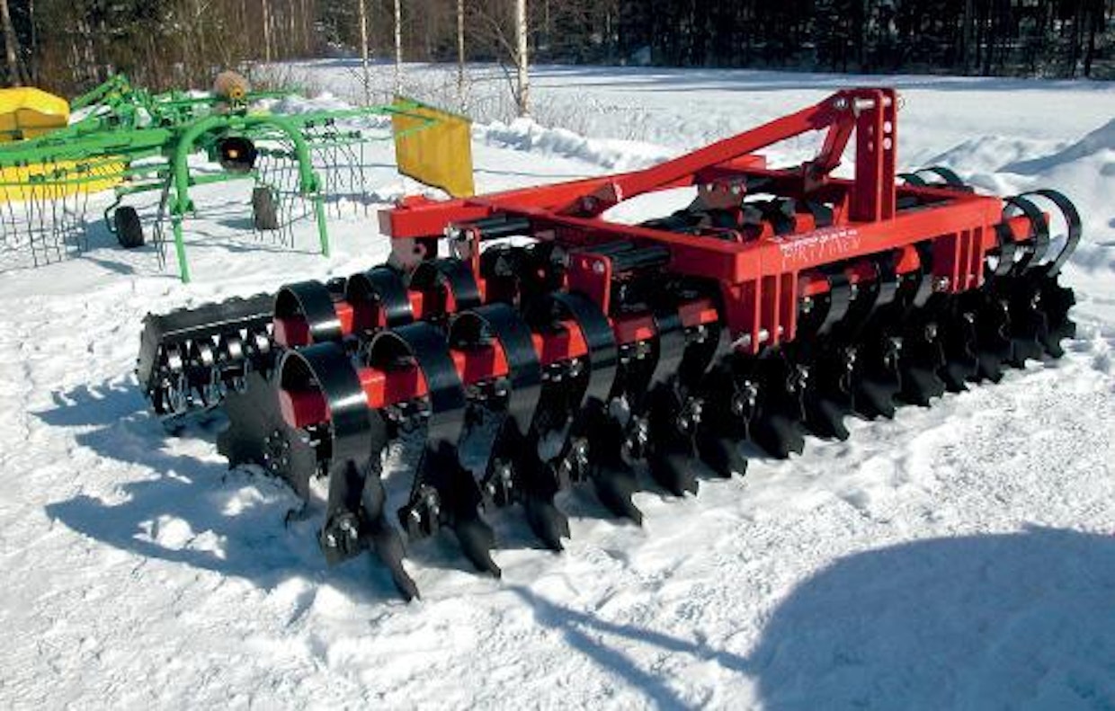 Tempo KBT -lautasmuokkaimen työleveydet ovat 300, 350 ja 400 cm. Muokkaimen takana olevan SaMACZ -karhottimen erikoisuus on siinä, että hinausrungolla niitä voidaan yhdistää kaksi yhteen jolloin työleveys on jo 750 cm.