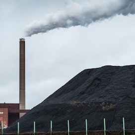 Hanasaaren voimalaitos Helsingissä tupruttaa kivihiilisavuja vuoteen 2024 saakka.