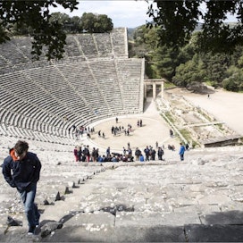 Epidauruksen teatteri on Peloponnesoksen niemimaan tärkeimpiä matkailukohteita. Se rakennettiin noin neljäsataa vuotta ennen ajanlaskun alkua ja on parhaiten säilynyt antiikin Kreikan teatteri. Kolikon kilahdus näyttämön kiveen kuuluu ylimmälle riville saakka. ville-petteri määttä