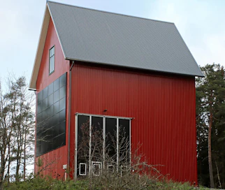 Nina Långstedtin ja Mårten Viljasen rakennuttamassa kuivaamossa on Mepun S2-29-eräkuivuri öljykäyttöisellä 310 kW:n yli- paineuunilla. Läpiajettavassa rakennuksessa on 10 varasto- siiloa yhteistilavuudeltaan 419 kuutiota. Kuivuria käytetään Mepun Grain Awareness Pro -ohjauksella.