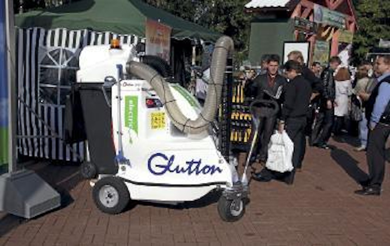 Gluttonin sähköinen teollisuusimuri putsaa kadut ja kiinteistöt. Akkujen luvataan riittävän 12 tunnin työskentelyyn ja tehoa riittävän mm. tölkkien, koiranläjien ja roskien imurointiin. Jätteet kerätään laitteen sisään asennettavaan normaaliin 240 litran jäteastiaan. Lihasvoimin Gluttonia ei tarvitse perässä raahata, vaan imun lisäksi myös laitteen liikuttelu tapahtuu sähkömoottorilla.