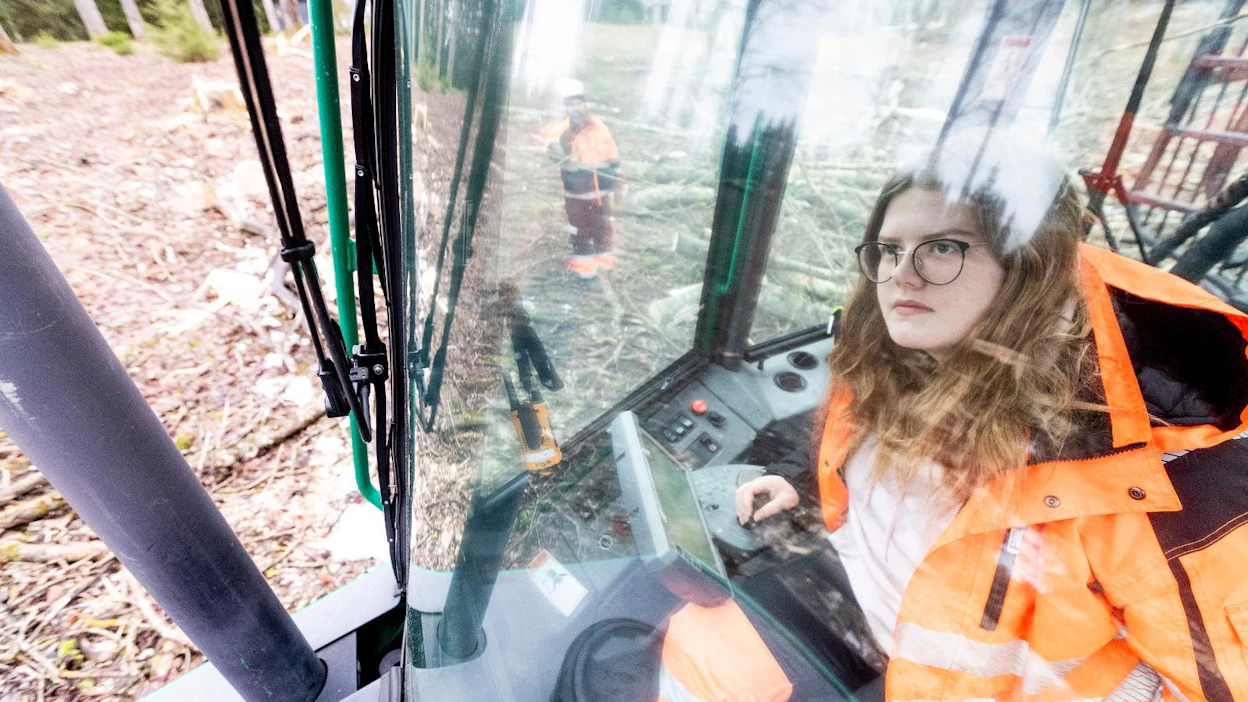 Tampereen seudun ammattiopiston ensimmäisen vuosikurssin opiskelija Helena Sjöstedt harjoitteli metsätraktorin kuormausta Kurussa Ylöjärvellä viime perjantaina.