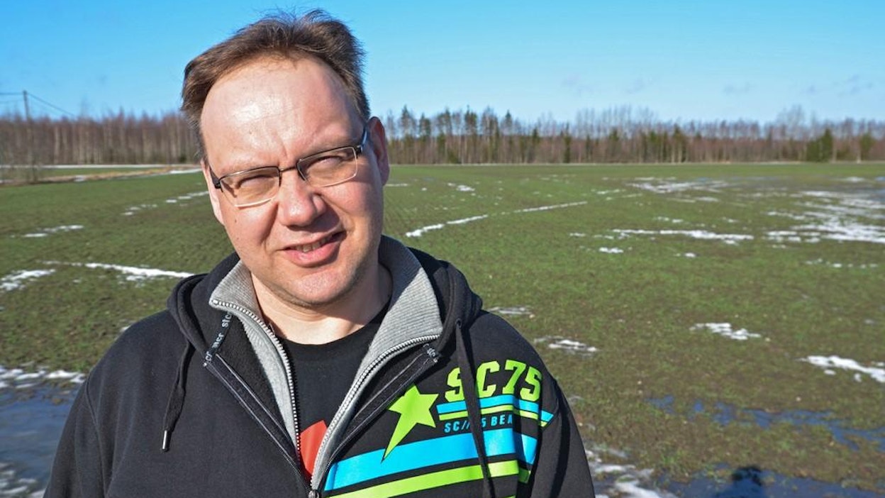 Arto Alastalo ennakoi paljaan ruispellon laidalla varhaisia kylvöjä.