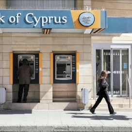 Kyproksen pankit kärsivät isoja tappioita Kreikan velkajärjestelyssä. Ylisuuren pankkisektorin vaikeudet ajoivat koko maan talouden polvilleen. Yiannis Kourtoglou/AFP/LEHTIKUVA
