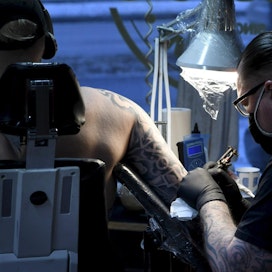 Suomalaiset tatuointiammattilaiset ovat saaneet valvovalta viranomaiselta kiitosta. LEHTIKUVA / HEIKKI SAUKKOMAA