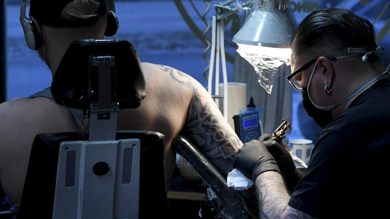 Suomalaiset tatuointiammattilaiset ovat saaneet valvovalta viranomaiselta kiitosta. LEHTIKUVA / HEIKKI SAUKKOMAA