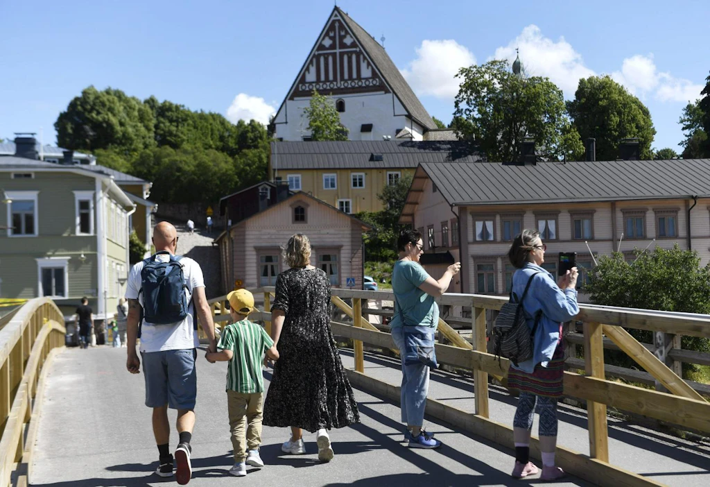 Pääkaupunkiseudun ulkopuolella kotimaiset yöpymiset kasvoivat viime vuodesta 4,3 prosenttia. Kuvassa matkailijoita Porvoossa. LEHTIKUVA / VESA MOILANEN