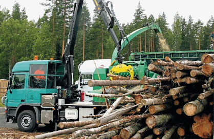 Uusi Jenz 560R saa pureskeltavaa rankakasasta opettaja Tuomo Kivimäen esitellessä hakkurin toimintaa ammatillisen koulutuksen johtajalle Teppo Tapanille. Hakkuri on hidaskierroksisena varsin hiljainen, ”sillähän voisi mennä hakettamaan vaikka omakotialueelle”, naurahti JH Kuljetuksen Mauri Vilanen.