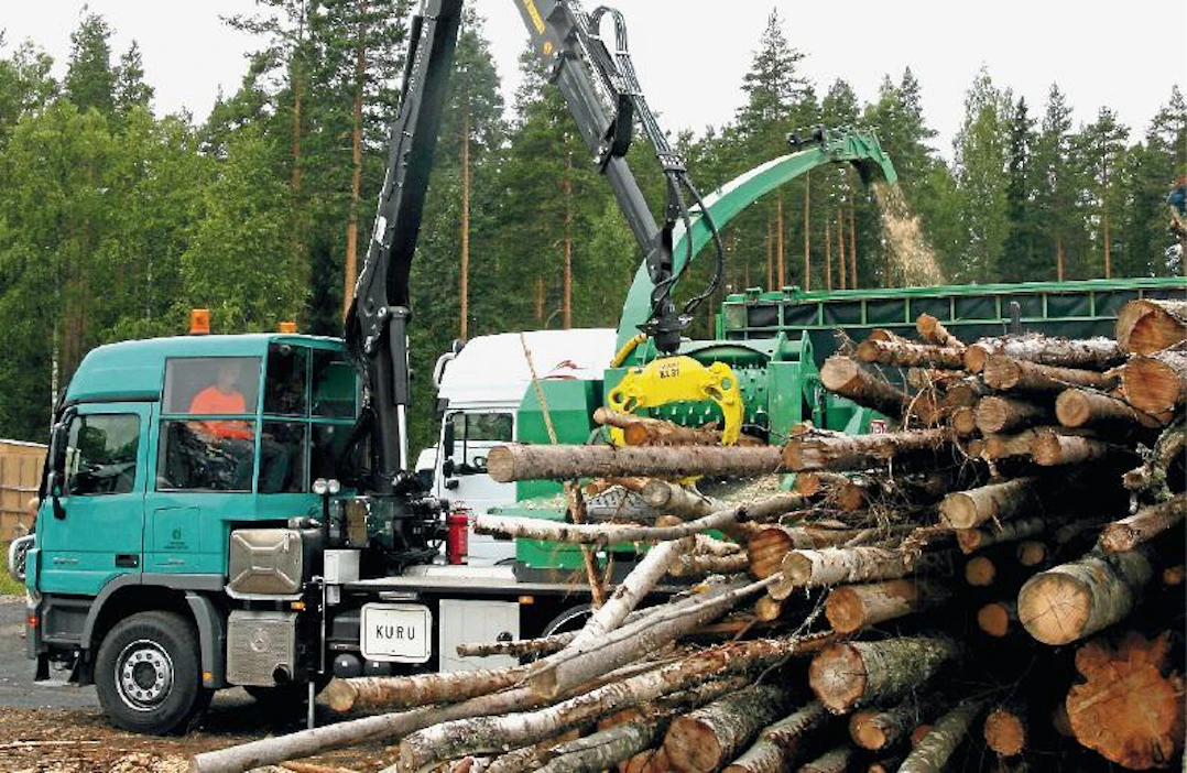Uusi Jenz 560R saa pureskeltavaa rankakasasta opettaja Tuomo Kivimäen esitellessä hakkurin toimintaa ammatillisen koulutuksen johtajalle Teppo Tapanille. Hakkuri on hidaskierroksisena varsin hiljainen, ”sillähän voisi mennä hakettamaan vaikka omakotialueelle”, naurahti JH Kuljetuksen Mauri Vilanen.