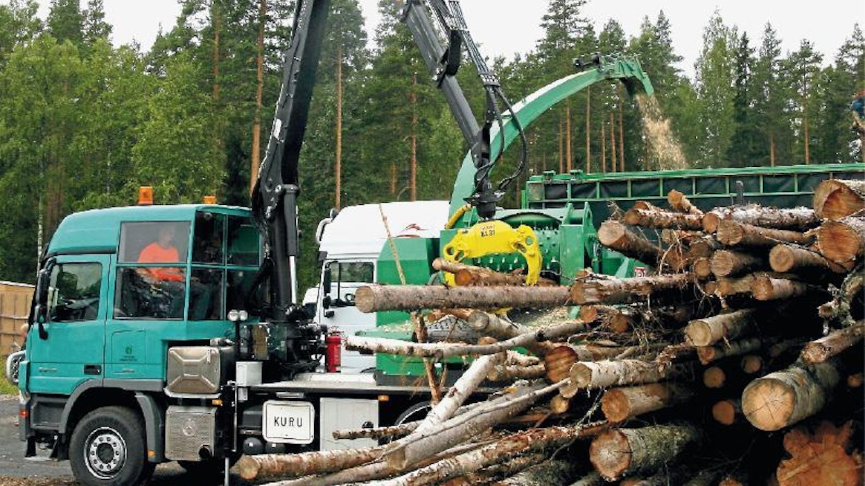 Uusi Jenz 560R saa pureskeltavaa rankakasasta opettaja Tuomo Kivimäen esitellessä hakkurin toimintaa ammatillisen koulutuksen johtajalle Teppo Tapanille. Hakkuri on hidaskierroksisena varsin hiljainen, ”sillähän voisi mennä hakettamaan vaikka omakotialueelle”, naurahti JH Kuljetuksen Mauri Vilanen.