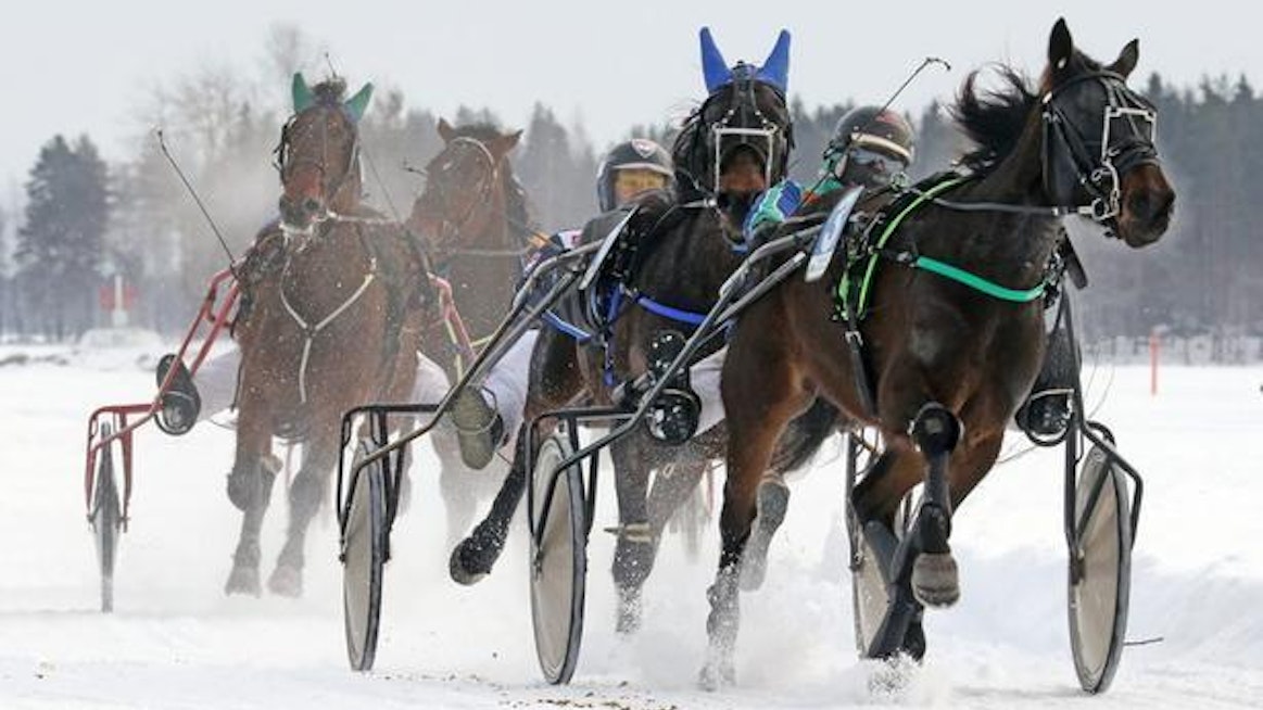 Koronapandemia vaikuttaa myös jääravien järjestämiseen. Joillain perinteisillä jääravipaikkakunnalla jäätilanne on hyvä, mutta järjestäjät eivät halua ottaa taloudellista riskiä siitä, ettei tapahtumaan tule yleisöä. Kuva on Kangasalan jääraveista vuodelta 2017.