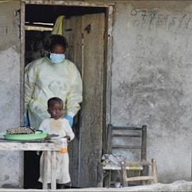 Liberia on kärsinyt pahiten ebolasta. Terveydenhoitaja vieraili viikko sitten eristykseen joutuneessa kodissa maan pääkaupungin Monrovian alueella. Zoom Dosso/lehtikuva