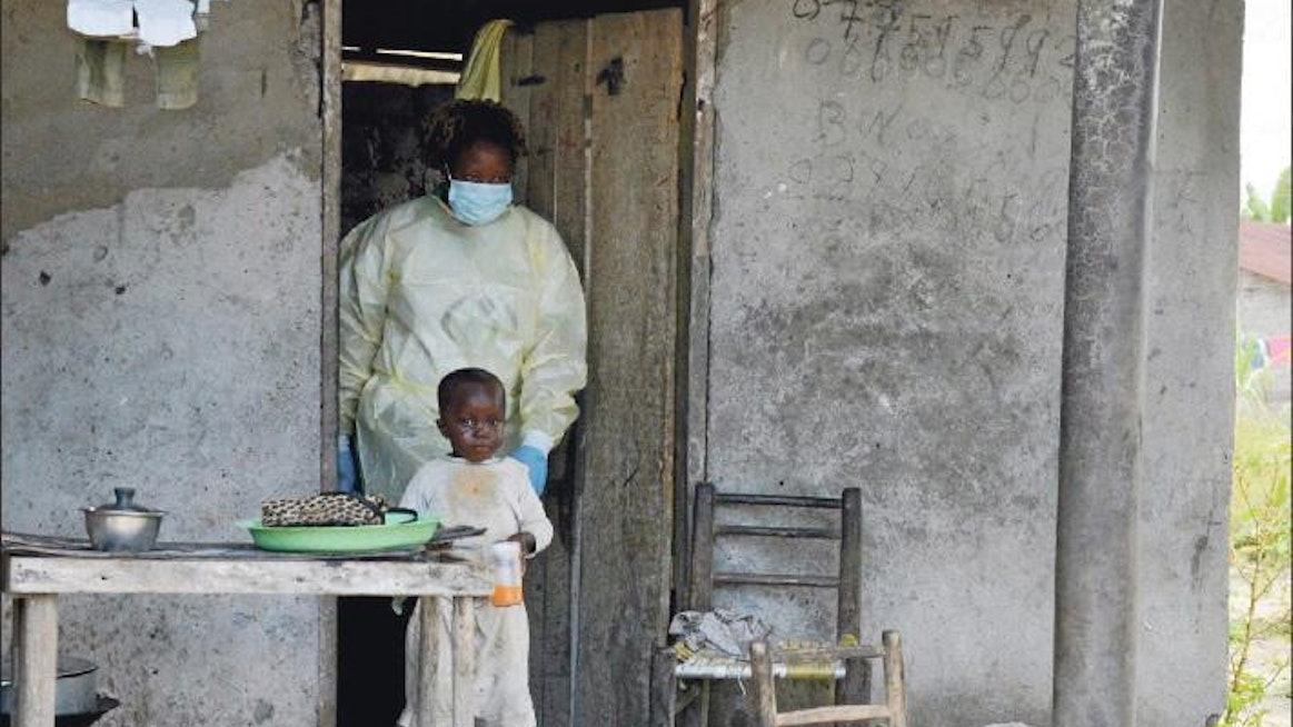 Liberia on kärsinyt pahiten ebolasta. Terveydenhoitaja vieraili viikko sitten eristykseen joutuneessa kodissa maan pääkaupungin Monrovian alueella. Zoom Dosso/lehtikuva