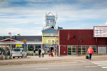 Kuvassa oleva kauppakeskus Kuukkeli paloi täydellisesti varhain maanantaiaamuna 21. helmikuuta syttyneessä tulipalossa. Saariselän tunturikylä Inarissa oli vailla kauppapalveluita vain 38 päivää.