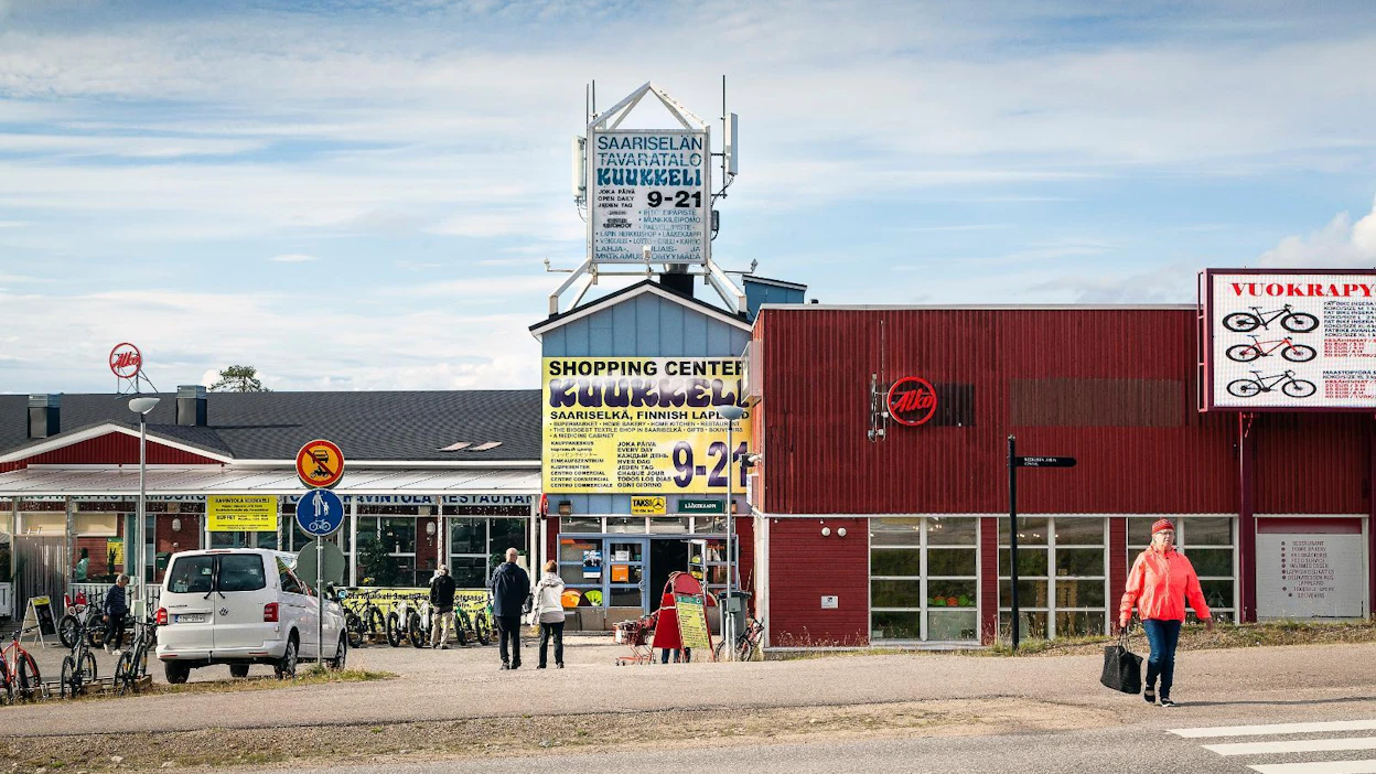 Kuvassa oleva kauppakeskus Kuukkeli paloi täydellisesti varhain maanantaiaamuna 21. helmikuuta syttyneessä tulipalossa. Saariselän tunturikylä Inarissa oli vailla kauppapalveluita vain 38 päivää.