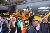 Varma tapa saada väki pysähtymään sisäosastolle on tuoda paikalle 11-pillari. Cat D11T:n työpaino on 104 236 kiloa. Puskuvoimaa luo 634 kilowattinen moottori. Puskulevyn tilavuus voi olla jopa 43,6 kuutiota. (AT)