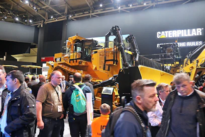 Varma tapa saada väki pysähtymään sisäosastolle on tuoda paikalle 11-pillari. Cat D11T:n työpaino on 104 236 kiloa. Puskuvoimaa luo 634 kilowattinen moottori. Puskulevyn tilavuus voi olla jopa 43,6 kuutiota. (AT)