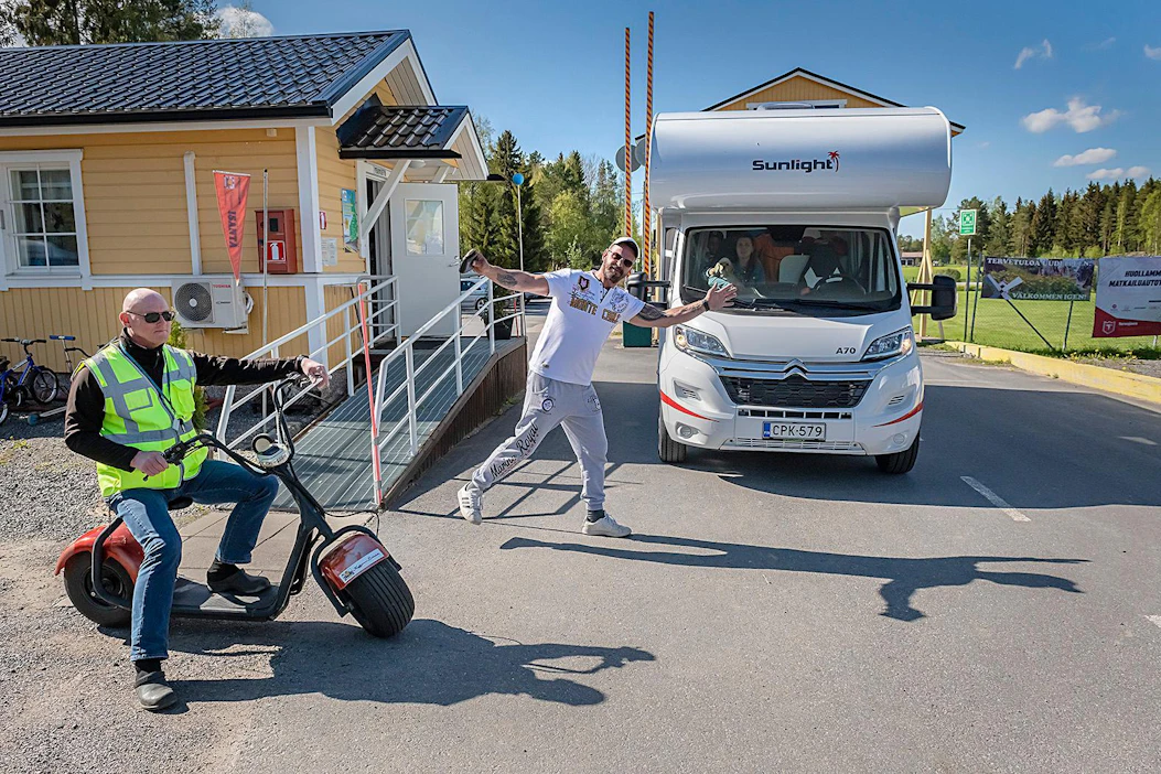 Tomi Järvensivu saapui perheineen Isoonkyröön Hattulasta. Alueisäntävuorossa ollut Reijo Rajakangas lähti näyttämään seurueelle paikkaa leirintäalueelta.