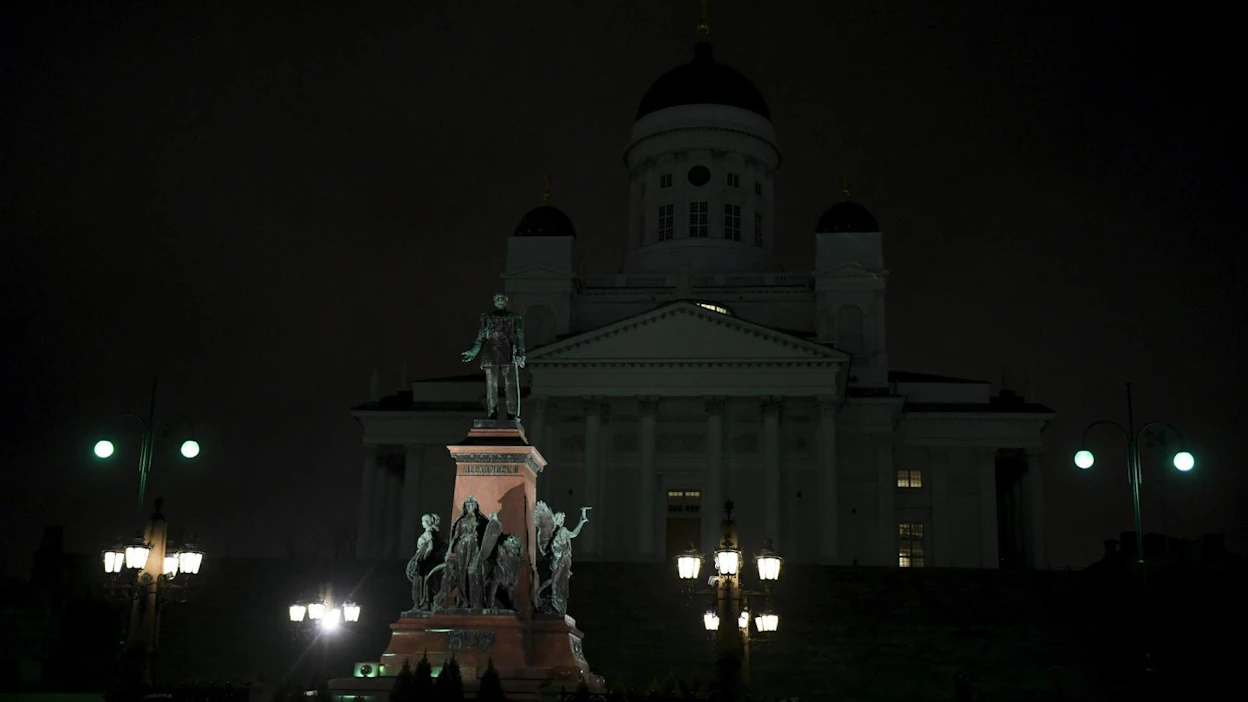 Valot on määrä sammuttaa kodeista ja julkisista kohteista tunniksi Suomessa kello 20.30. Helsingin tuomiokirkko osallistui tapahtumaan vuonna 2019.