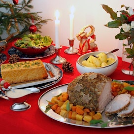 Granaattiomena-vihersalaatti on keveä lisä vaikka joulupöytään.