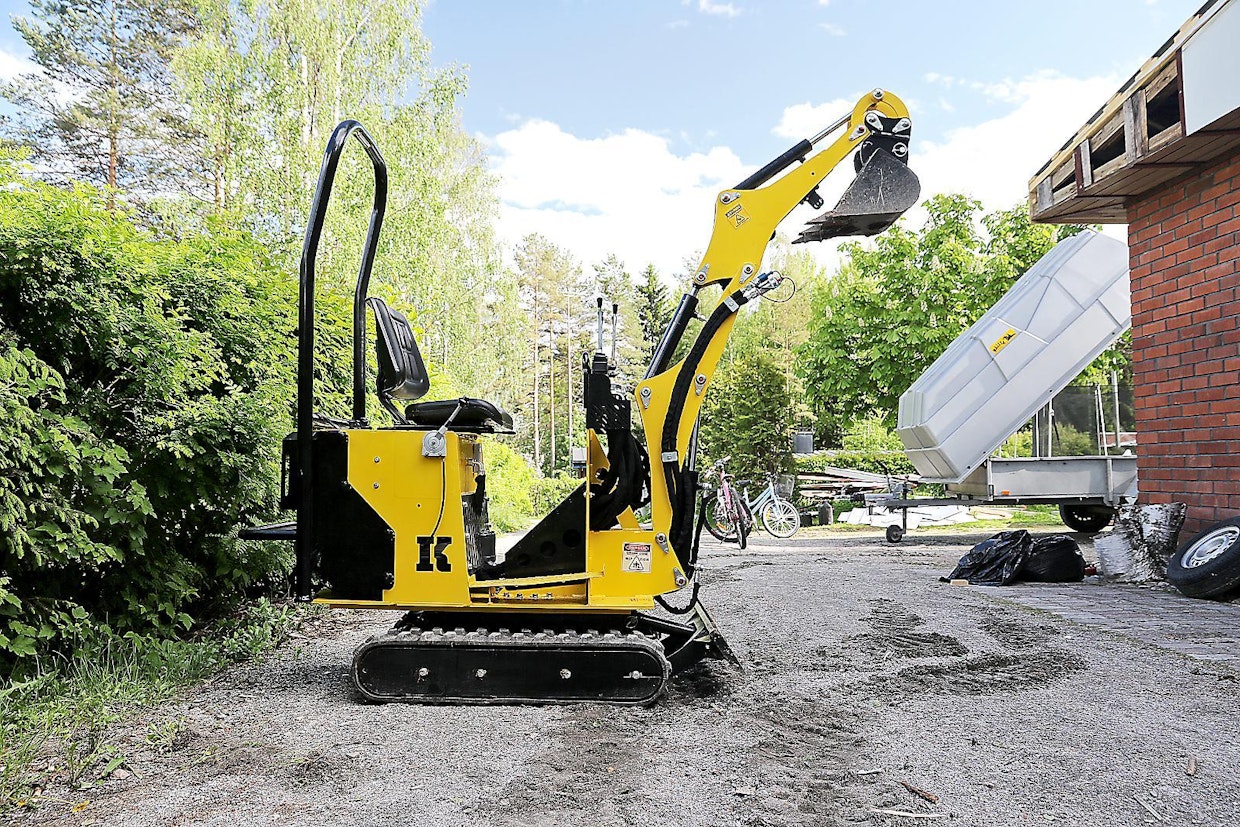 Kellfrin suurin nostokorkeus kauhan pohjasta mitattuna on 158 cm. Reilun kauhan kääntökulman ansiosta tavara myös pysyy kauhassa melko hyvin. Periaatteessa lastaaminen onnistuu siis myös hieman korkeampaankin kärryyn.