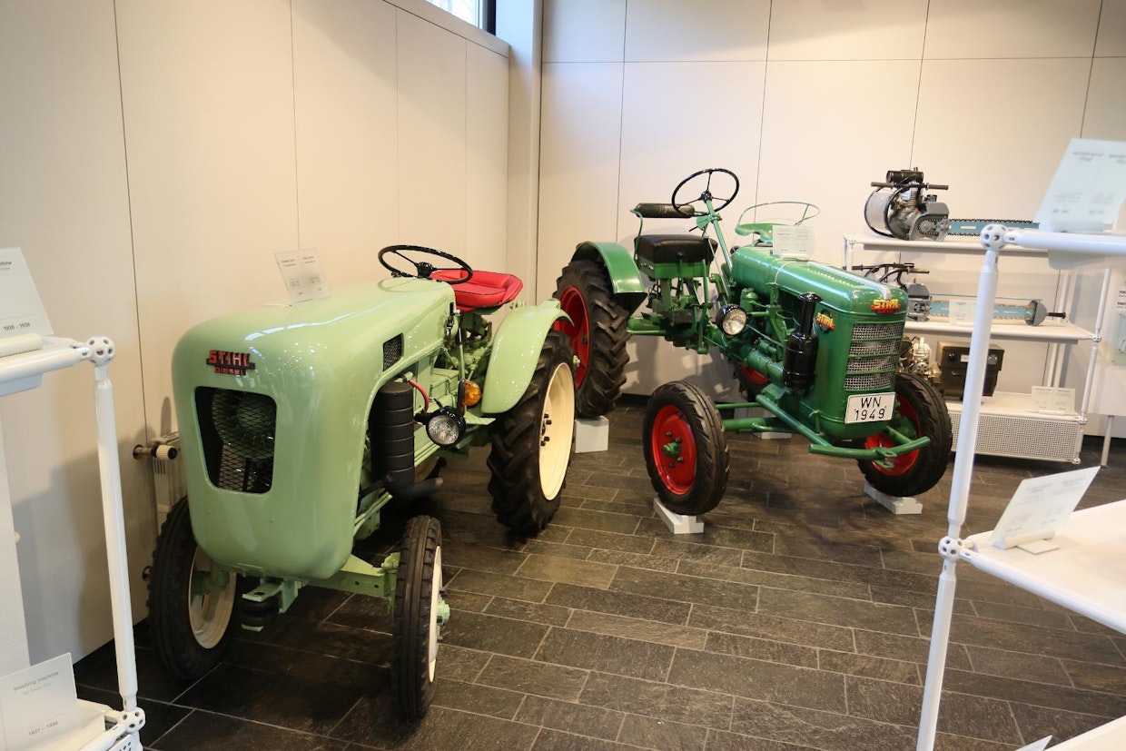 Vuosina 1948–1962 Stihl valmisti myös traktoreita. Vaaleanvihreä Typ 381 oli viimeinen malli, tummanvihreä Typ 140 oli valmistuksessa 1949–1961. Tuotantoa ei saatu kannattavaksi ja Andreas Stihlin harmiksi valmistus oli lopetettava.