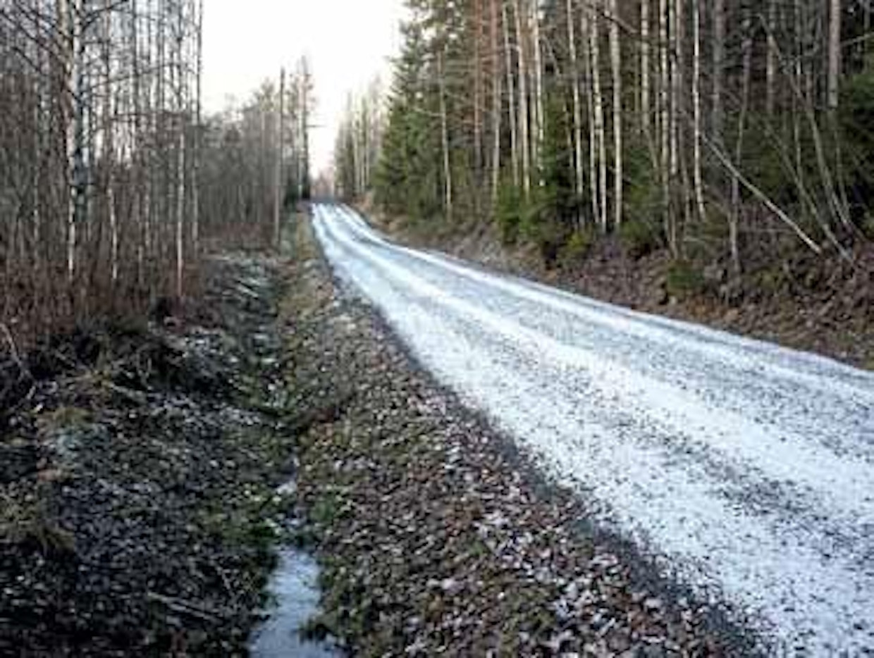 Tässä kuvassa puolestaan kaikki perusasiat ovat kunnossa: tie on tasattu, tien muoto on oikeaoppisesti hieman kupera ja molemmilla puolilla tietä on riittävästi tilaa aurattavalle lumelle. Myös ojat ovat auki.