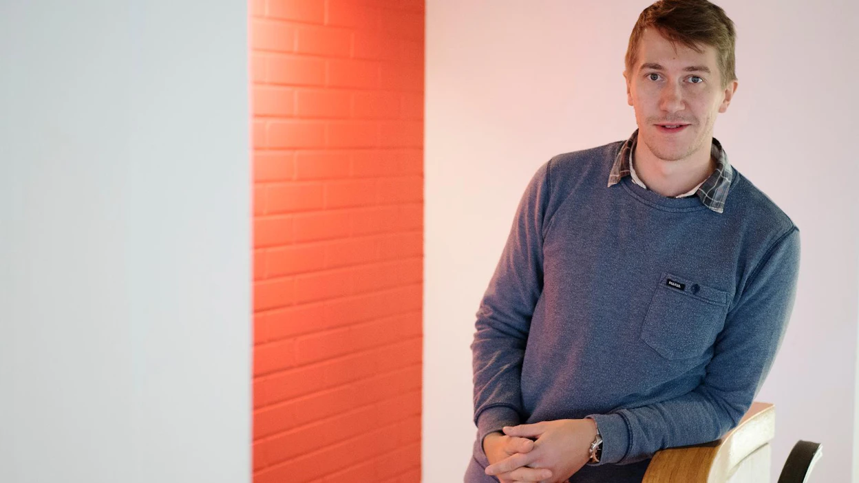 Jussi Vatanen näyttelee Tiina Lymin ohjaamassa Äkkilähtö-elokuvassa savolaista maalaista. Verkkaisen savolaisen rooli oli sonkajärveläislähtöisen näyttelijän helppo omaksua.