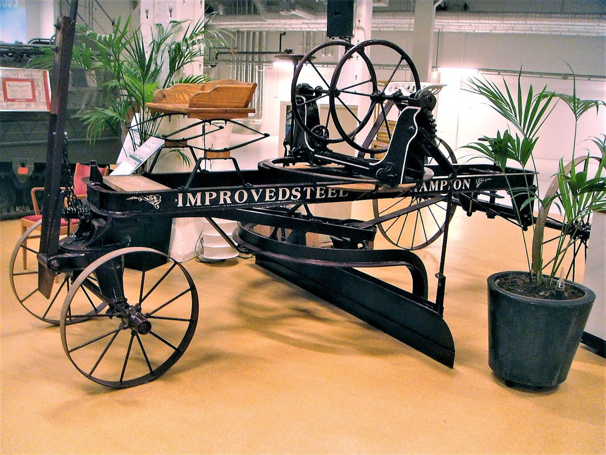 Kanadalainen Dominion Road Machinery Co, josta tuli Champion Road Machinery valmisti hevosvetoisia tiehöyliä vuosina 1913–1930. Tämä laite on valmistettu vuonna 1926. Kuulostaa hieman oudolta, että näitä hevosvetoisia tiehöyliä on käytetty moottorihöylien aikakaudellakin, vaikka niiden käyttökustannukset ovat olleet korkeat. Tämän höylän vetämiseen on tarvittu 2, 4 tai 6 hevosta ja kaksi miestä, toinen kuskiksi ja toinen teränsäätöön.