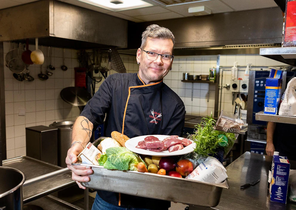 Kokki Sami Garam valmisti kotimaista karitsaa viime joulukuussa itsenäisyyspäiväksi osana Suomen Lammasyhdistyksen kampanjaa.