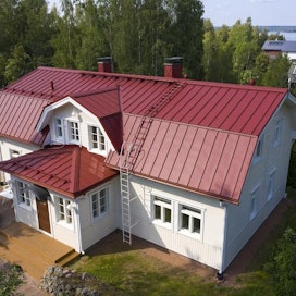 Hevostilan uusi katto tehtiin Ruukin punaisesta kattopellistä.