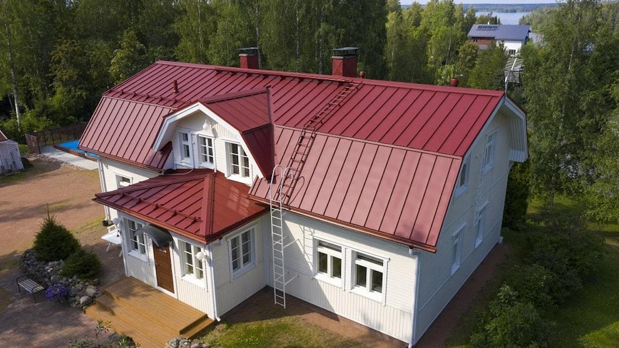 Hevostilan uusi katto tehtiin Ruukin punaisesta kattopellistä.