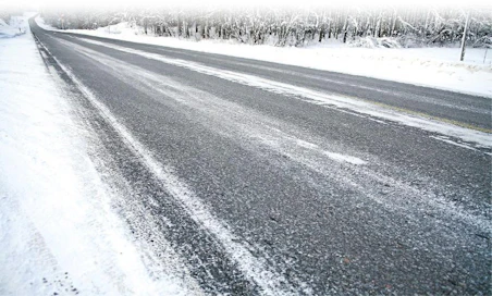 Sään nopea lauhtuminen liukastaa tien. Yleensä lauhtumiseen liittyy myös lumisade, joka tekee tienpinnasta vieläkin liukkaamman.