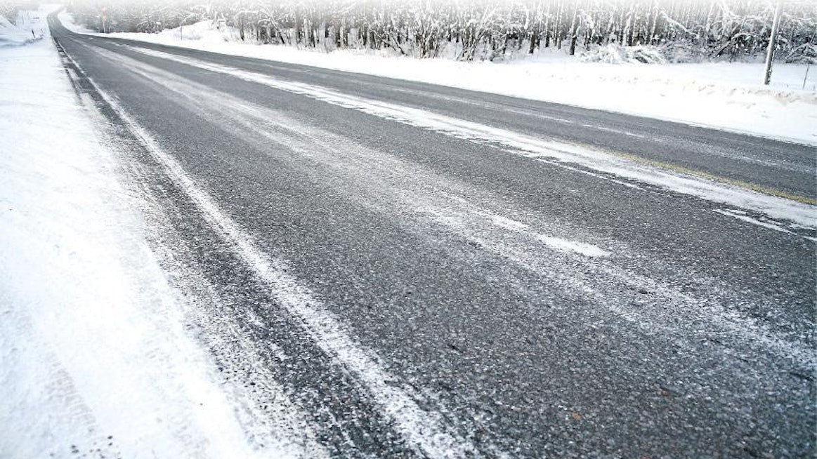 Sään nopea lauhtuminen liukastaa tien. Yleensä lauhtumiseen liittyy myös lumisade, joka tekee tienpinnasta vieläkin liukkaamman.