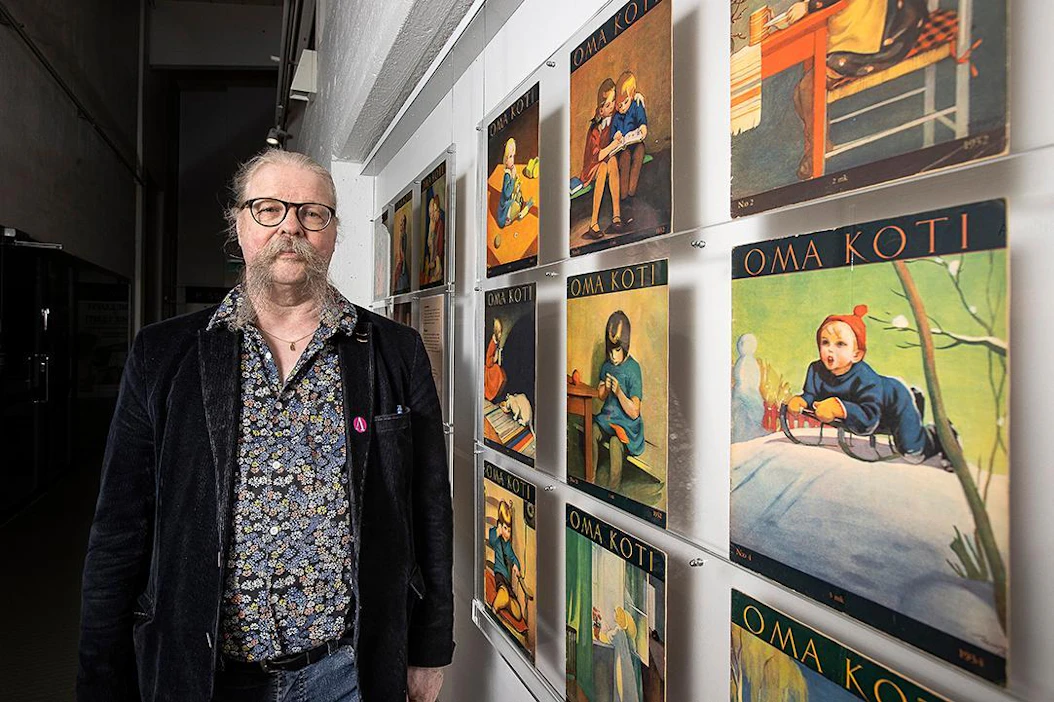 Keräilijä Kari Elkelä on haalinut Martta Wendelin kuvittamia Oma Koti -lehtiä vuosien varrella kirpputoreilta ja divareista. Wendelinin oma elämä ei ollut yhtä idyllistä hänen piirtämissään kansikuvissa: kuvittajan palkka ei riittänyt talolainan lyhentämiseen ja hänen kotinsa pakkohuutokaupattiin.