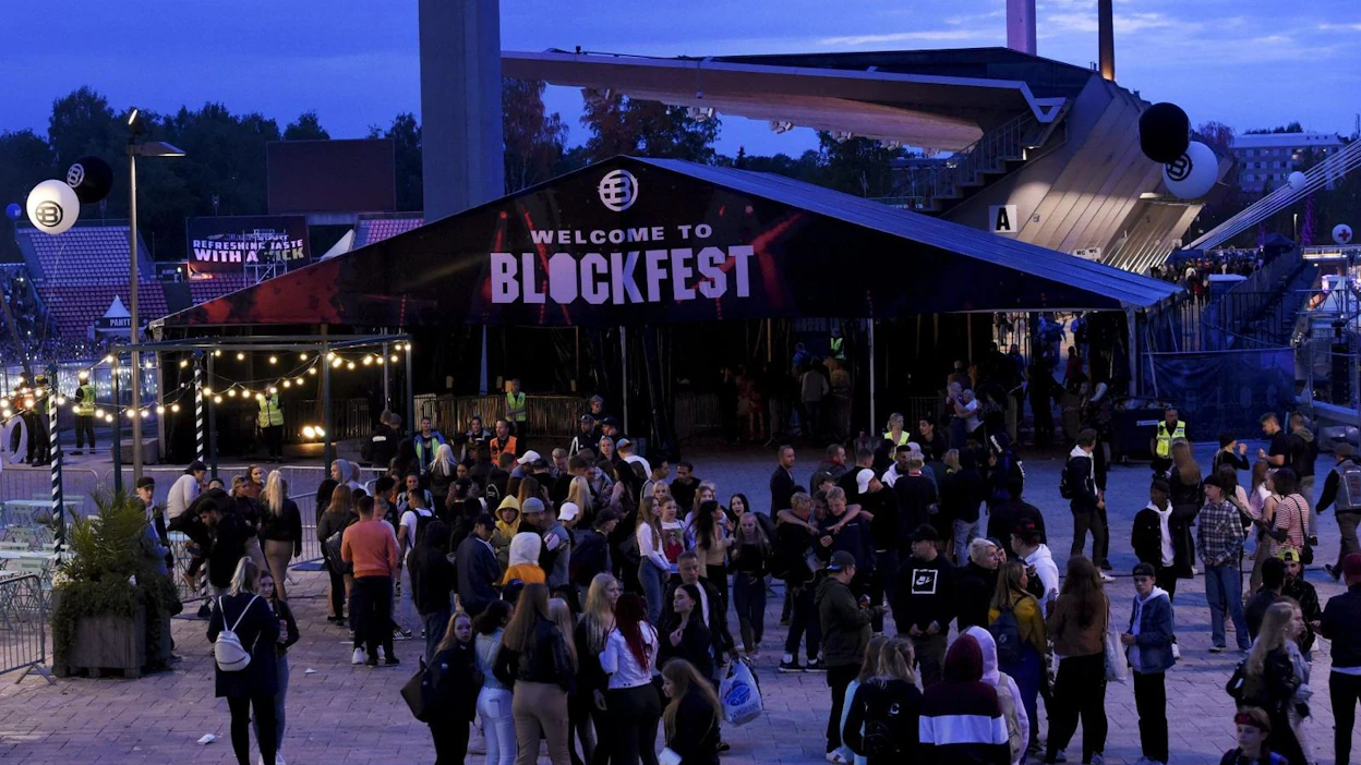 Suomen isot musiikkifestivaalit ilmoittivat yksi toisensa perään, että tämä kesä jää niiltä väliin. Jokunen kekkeri on kuitenkin pitänyt lipunmyynnin pyörimässä, niistä yksi on Tampereen hiphop-festari Blockfest.