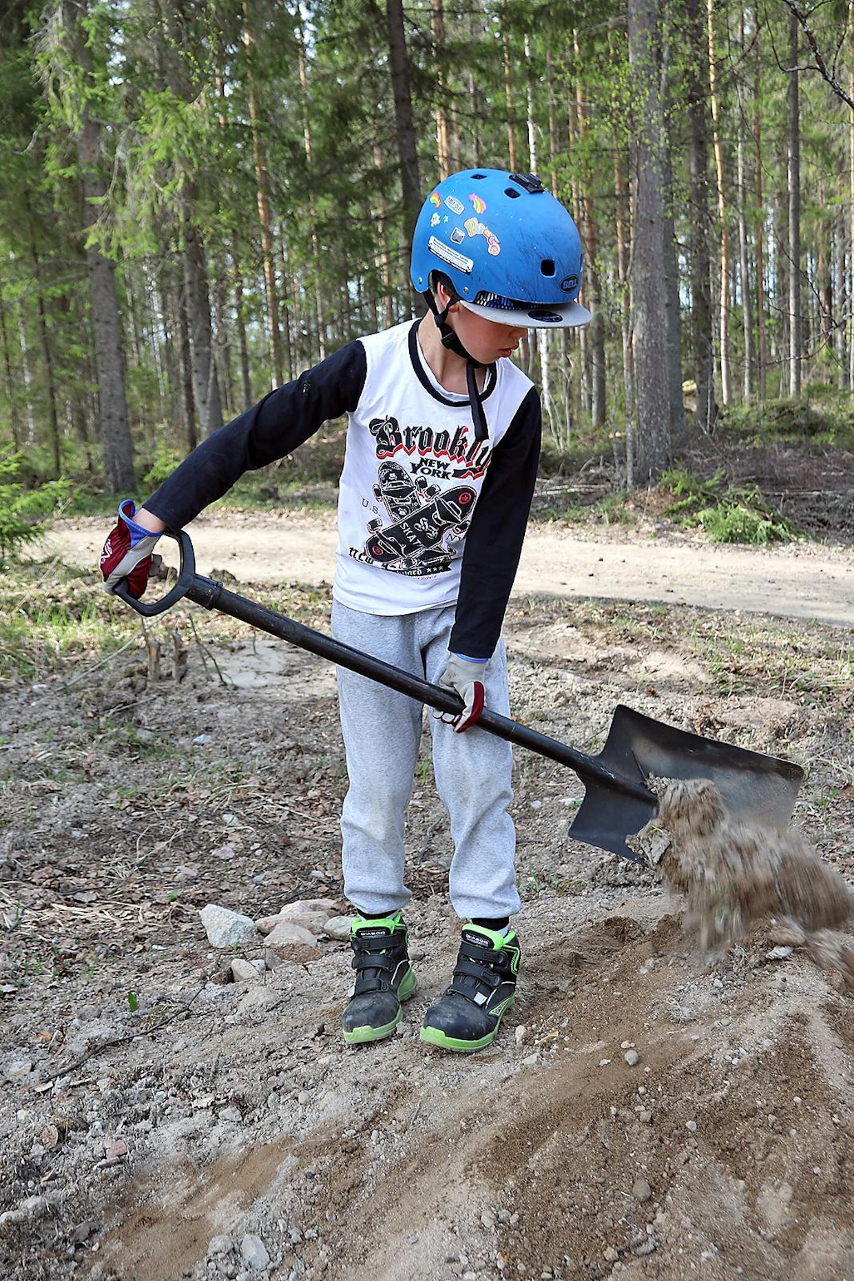 Giascon jalkineet ottivat nopeasti paikkansa myös yleiskäytössä. Crossihyppyrin rakentaminen ja pyörällä testaus luonnistuivat samoilla jalkineilla, eikä päiväkotiin lähteminenkään asettanut rajoitteita kenkävalinnan suhteen.