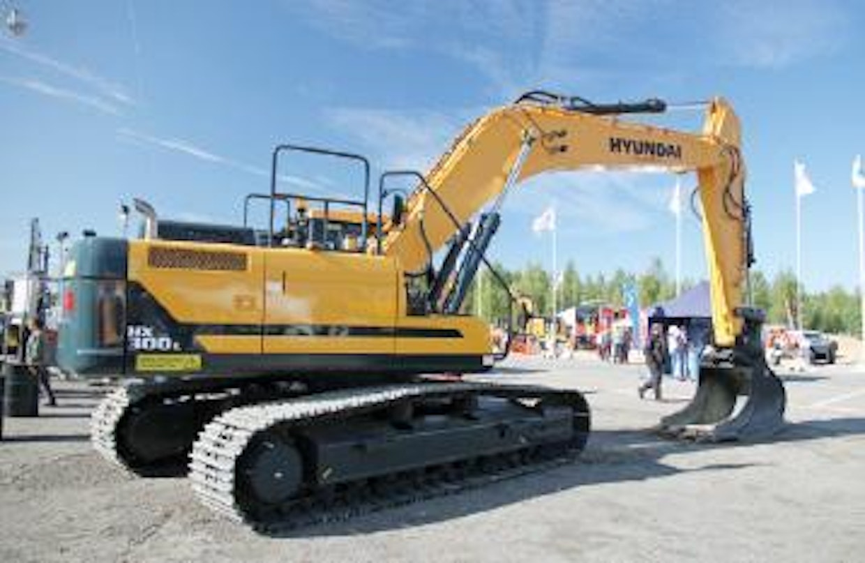 Hyundai uusi kaivukonemallistonsa, samalla telakoneiden mallimerkinnät muuttuvat HX:ksi. Ensimmäisenä Suomessa esiteltiin 30 tonninen HX300L. 171-kilowattinen Cummins kipuaa viimeisimmälle päästötasolle EGR:n ja SCR:n yhdistelmällä. Myös ohjaamo on täysin uusittu, esim. katkaisimien määrä vähentynyt, sillä useimpia toimintoja ohjataan näyttöpaneelilta. Hytin koko on kasvanut 13 %. (AT)