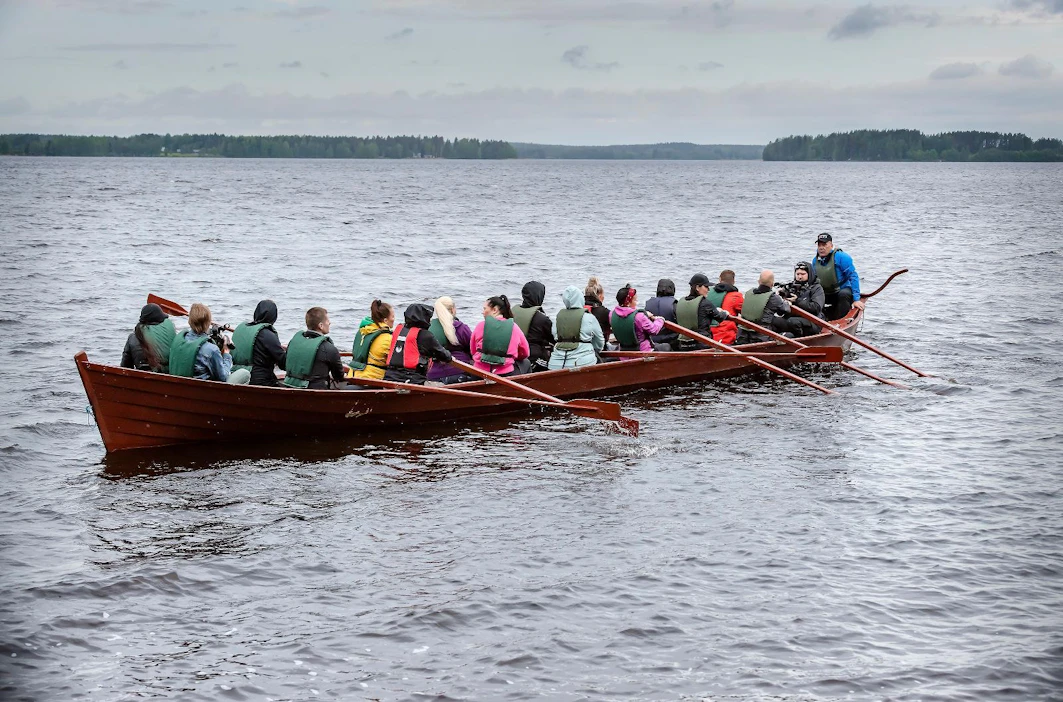 AlfaTV kuvasi Kuortaneen urheiluopistolla Tangomarkkinoiden tangokuninkaallisista televisio-ohjelmaa Kuninkaalliset kimpassa kesäkuussa. Päivän kuvauksissa vuorossa oli pesäpalloa ja kirkkoveneilyä.