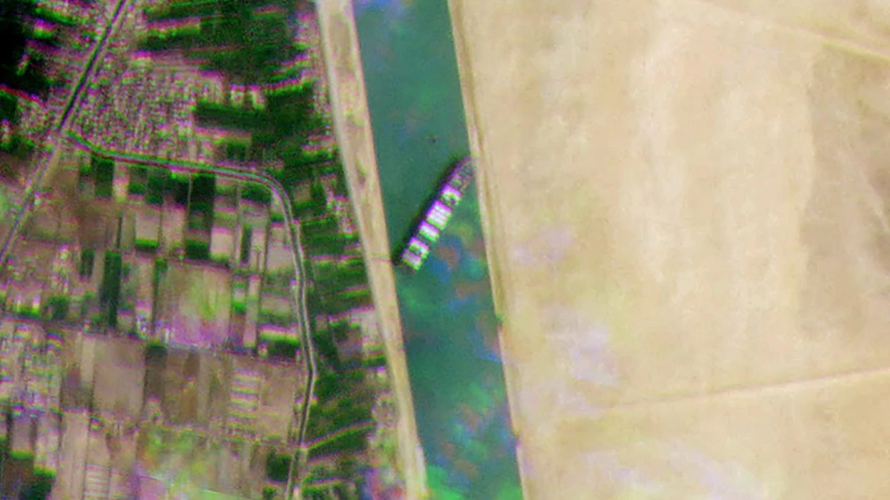 Satelliittikuvasta näkyy, kuinka alus on poikittain Suezin kanavassa.