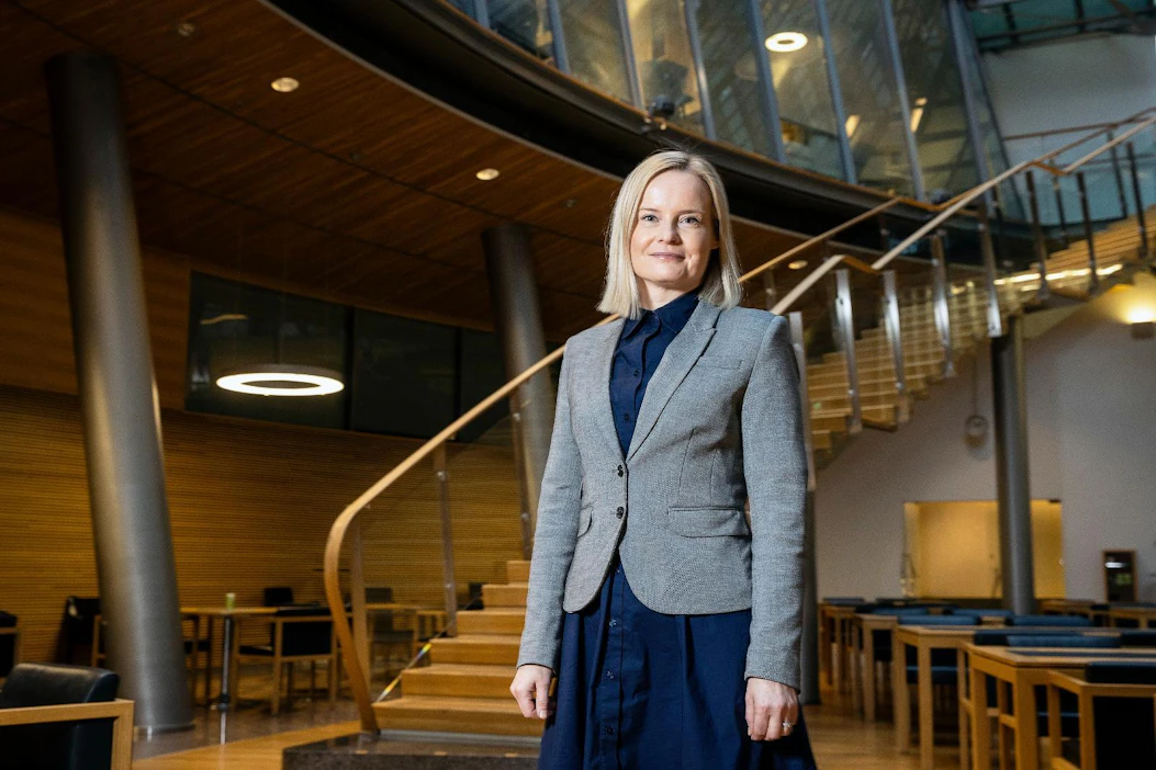 Eduskunnassa kuvattu Riikka Purra keventäisi verotusta ja tehostaisi julkista taloutta.