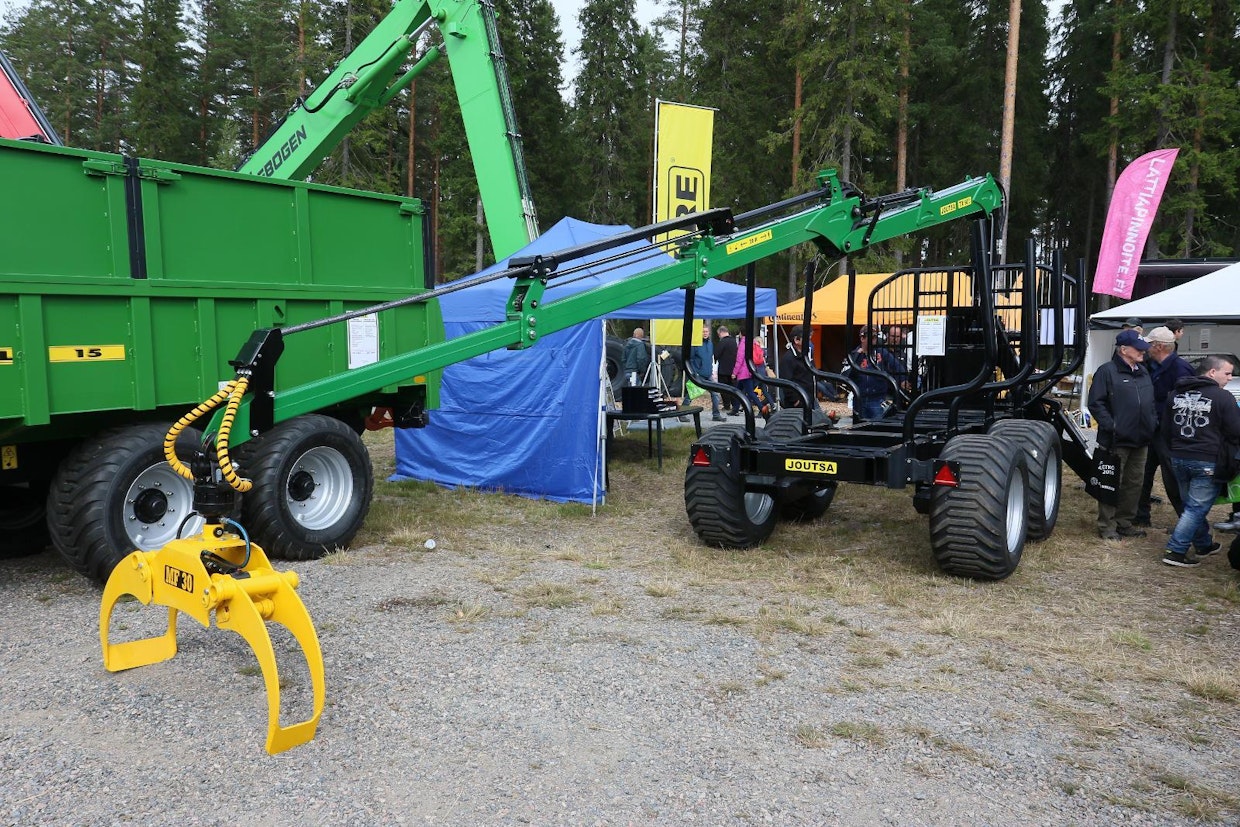 Tuotemerkki Joutsa palaa Suomen markkinoille. Seppo Kuisma Oy esiteli puoliammattilaiskäyttöön suunnatun Joutsa-malliston 12-tonnin kantavuuden yhdistelmää. Kaksipalkkirunkoisessa vaunussa on siirrettävä teli, sekä leveä ja matala kuormatila. Pienempi vaunumallisto on Kire-tuotemerkin alla. (TH)
