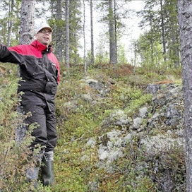 Krister Lundqvist ja Hokankallion varhaisimmasta louhintavaiheesta kertovat vaatimattomat merkit kalliossa. Janne Ikäheimo