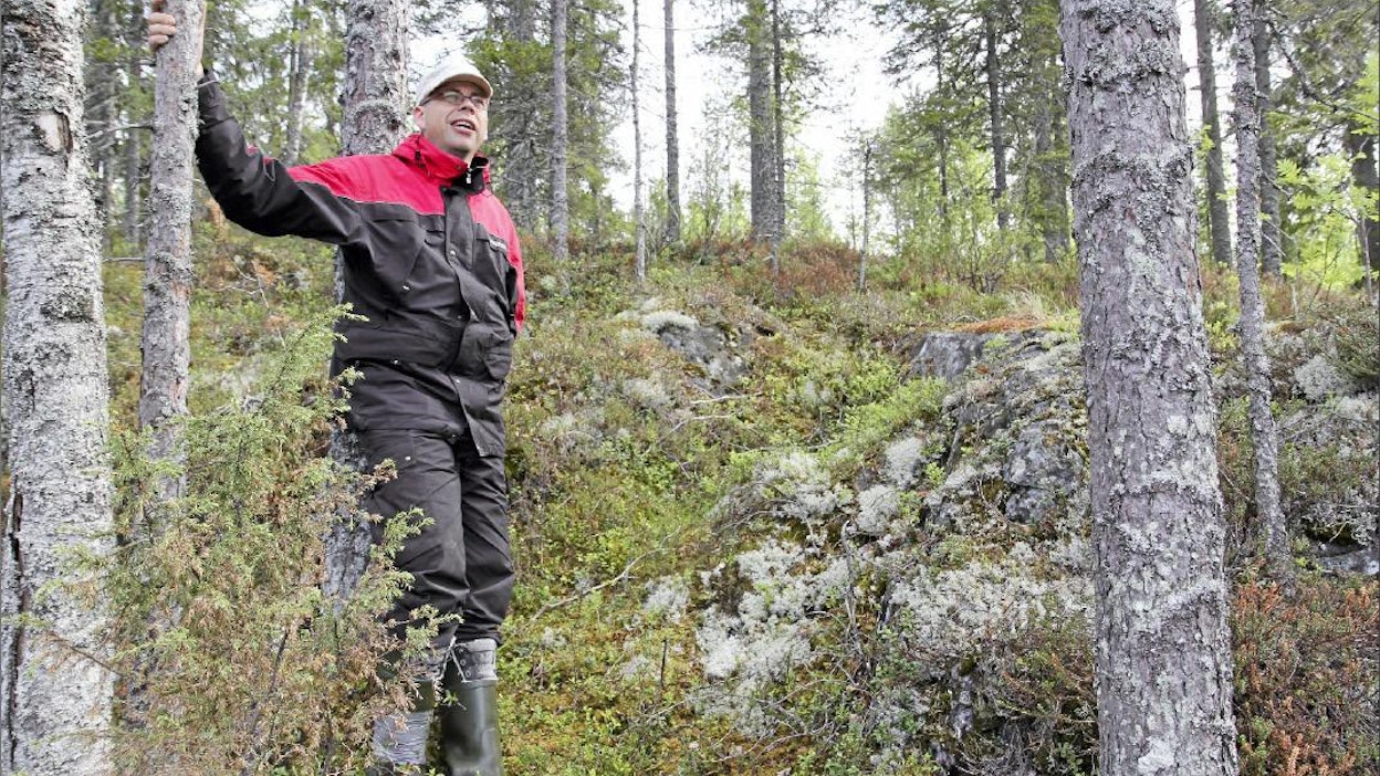 Krister Lundqvist ja Hokankallion varhaisimmasta louhintavaiheesta kertovat vaatimattomat merkit kalliossa. Janne Ikäheimo