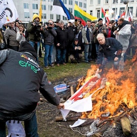 Mielenosoituksen tiistaina Brysselissä järjestänyt EMB poltti suurten maitoyritysten lippuja vastalauseena niiden suurelle vallalle.