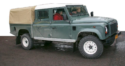 Pitkäohjaamoinen pakettiautoksi rekisteröitävä Defender 130 DC HCPU sopii moneen työhön. Autosta on Suomen verosäännösten takia poistettu takapenkki, jolloin on saatu ohjaamoon runsaasti lämmintä tilaa tavaroiden kuljetusta varten. Ominaisuuksia esittelemässä Juha Liukkonen Off Road Centeristä..